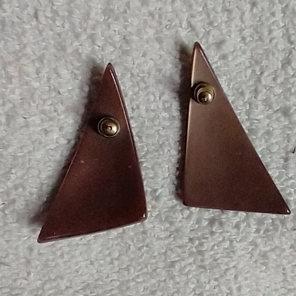 Brown 🟤 triangle 📐 post earrings - Picture 2 of 3